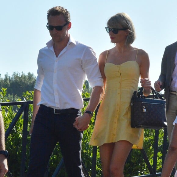 Exclusif - Taylor Swift et son nouveau compagnon Tom Hiddleston passent des vacances romantiques à Rome. Le couple est allé déjeuner en amoureux et est allé visiter "Le Colisée", immense amphithéâtre ovoïde situé dans le centre de la ville de Rome, entre l'Esquilin et le Cælius, le plus grand jamais construit dans l'empire. Le 27 juin 2016