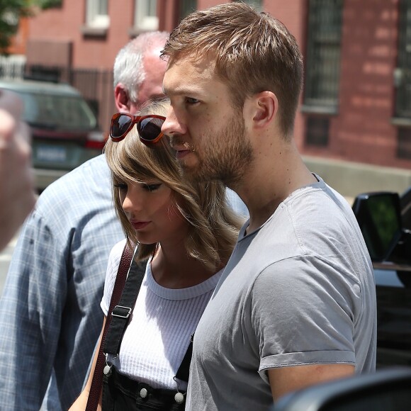 Taylor Swift et son petit-ami Calvin Harris sortent d'un restaurant à New York, le 28 mai 2015.