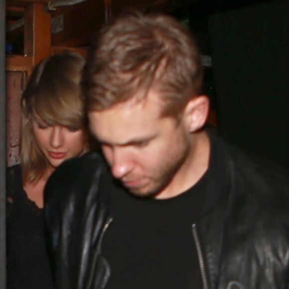 Taylor Swift et le DJ Calvin Harris confirment leur relation amoureuse en sortant main dans la main du club Troubadour à West Hollywood. Le 2 avril 2015