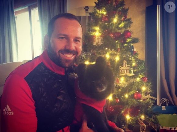 Sergio Garcia, ici avec son chien Bear au moment de Noël, photo Instagram. Le golfeur s'est fiancé quelques jours plus tard avec sa compagne Angela Akins.