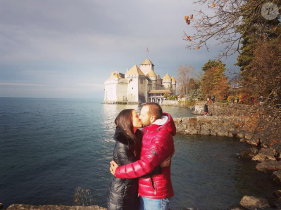Sergio Garcia et Angela Akins, ici en décembre 2016 devant le château de Chillon au lac Léman, se sont fiancés lors du nouvel an 2017. Photo Instagram.