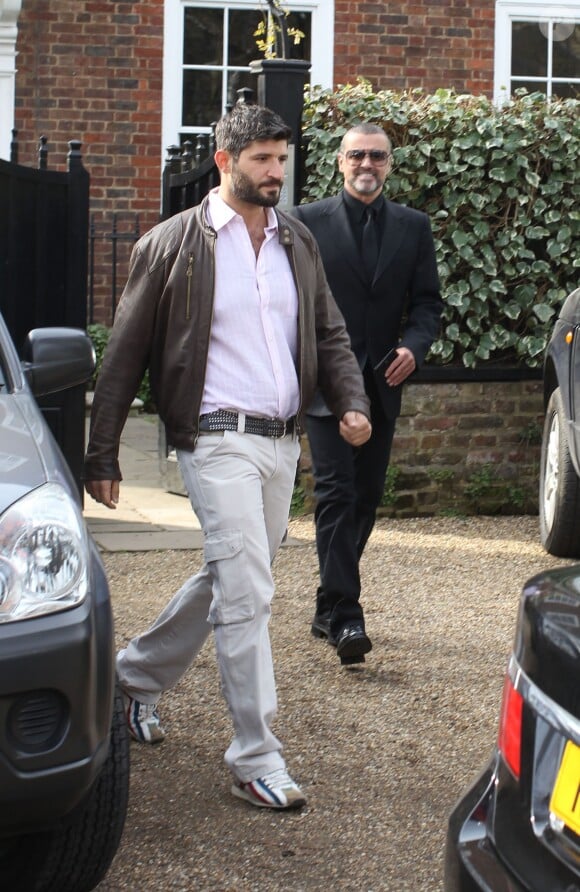 George Michael quitte son domicile avec Fadi Fawaz, le 14 mars 2012 à Londres