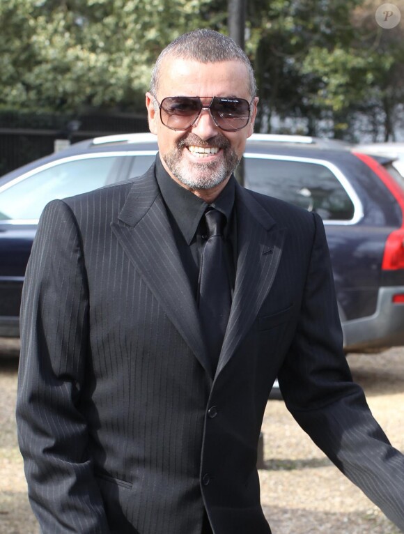 George Michael quitte son domicile avec Fadi Fawaz, le 14 mars 2012 à Londres