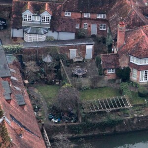 Exclusif - Les fans continuent à déposer des fleurs devant le domicile du chanteur George Michael, décédé le 25 décembre dernier à Goring sur le bord de la Tamise au Royaume-Uni le 2 février 2017.