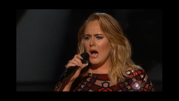 Adele interprète "Hello" durant la 59e cérémonie des Grammy Awards sur la scène du Staples Center de Los Angeles, le 12 février 2017.