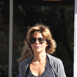 Lisa Rinna se promène, avec un café Starbucks à la main, à Los Angeles, le 09 février 2017. © CPA/Bestimage