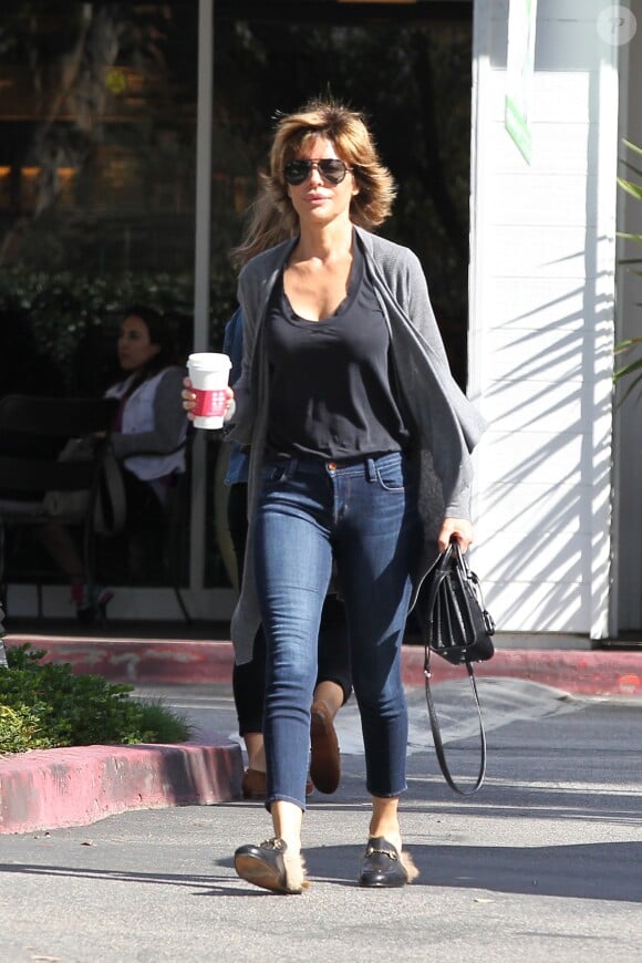 Lisa Rinna se promène, avec un café Starbucks à la main, à Los Angeles, le 09 février 2017. © CPA/Bestimage