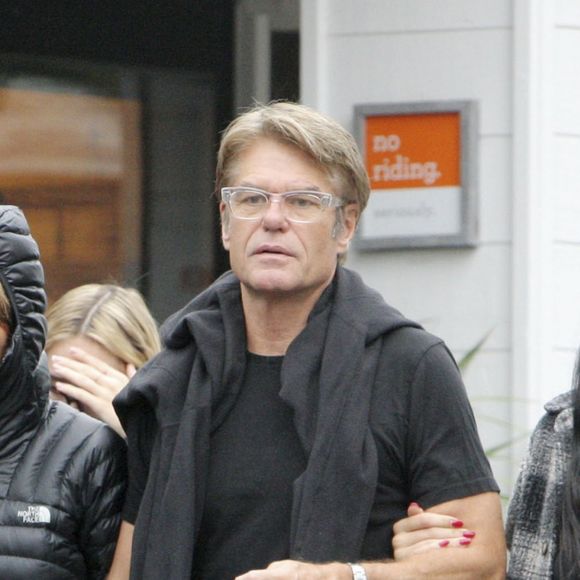 Exclusif - Lisa Rinna, son mari Harry Hamlin et leurs filles Amelia et Delilah se promènent dans les rues de Los Angeles, le 30 octobre 2016.