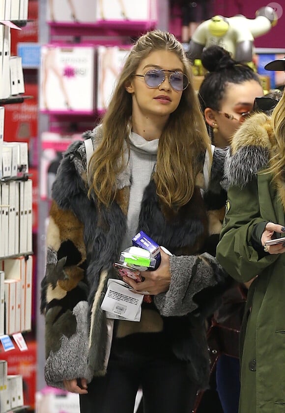 Gigi Hadid fait du shopping avec sa sœur Alana Hadid dans les rues de New York, le 12 février 2017.