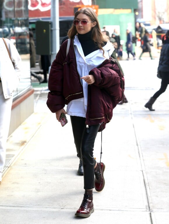 Gigi Hadid se promène à New York, le 11 février 2017.