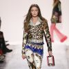 Gigi Hadid au défilé "Jeremy Scott", collection prêt-à-porter automne-hiver 2017-2018, à la Fashion Week de New York, le 10 février 2017