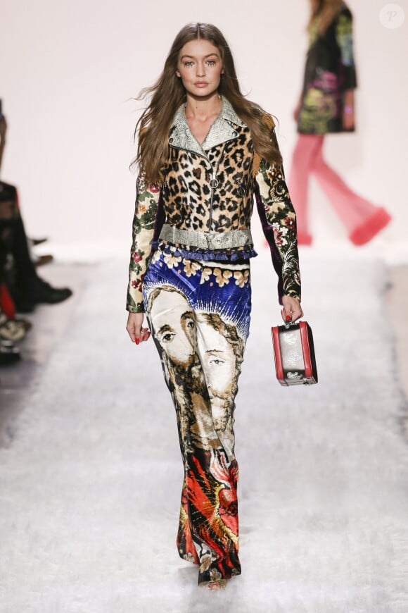 Gigi Hadid au défilé "Jeremy Scott", collection prêt-à-porter automne-hiver 2017-2018, à la Fashion Week de New York, le 10 février 2017