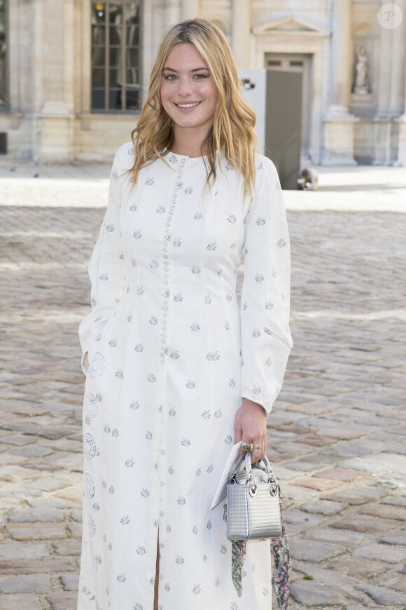 Camille Rowe (habillée en Dior, sac Dior) - People au défilé de mode "Christian Dior", collection prêt-à-porter automne-hiver 2015/2016, à Paris.