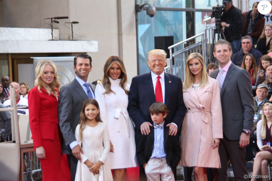 Donald Trump (au centre) et (de gauche à droite) sa fille ...