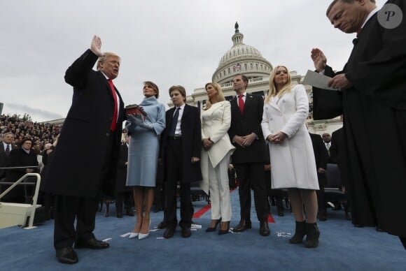 Donald Trump prête serment sous les yeux de sa femme Melania et ses enfants Barron, Ivanka, Eric et Tiffany. Washington, le 20 janvier 2017.