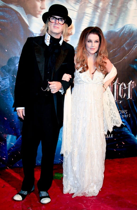 Lisa Marie Presley et Michael Lockwood à la première du film "Harry Potter et les reliques de la mort" à Londres le 11 novembre 2010