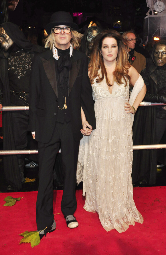 Lisa Marie Presley et Michael Lockwood à la première du film "Harry Potter et les reliques de la mort" à Londres le 11 novembre 2010