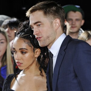 Robert Pattinson et sa compagne FKA Twigs à la première de "The Lost City of Z" à Londres, le 16 février 2017.