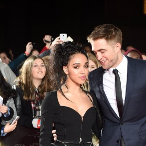 Robert Pattinson et sa compagne FKA Twigs à la première de "The Lost City of Z" à Londres, le 16 février 2017.