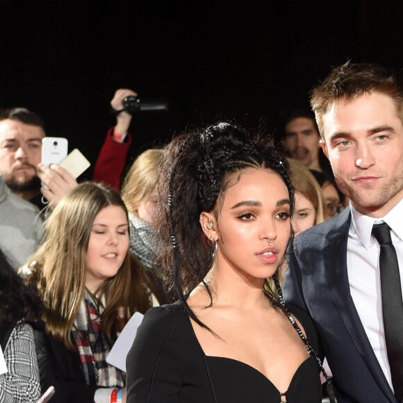 Robert Pattinson et sa compagne FKA Twigs à la première de "The Lost City of Z" à Londres, le 16 février 2017.