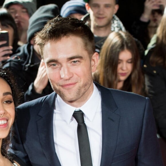 Robert Pattinson et sa compagne FKA Twigs à la première de "The Lost City of Z" à Londres, le 16 février 2017.