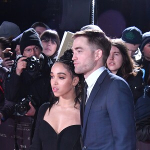 Robert Pattinson et sa compagne FKA Twigs à la première de "The Lost City of Z" à Londres, le 16 février 2017.