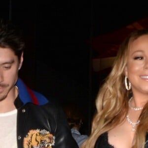 Mariah Carey et son nouveau compagnon sont allés dîner dans un restaurant à Los Angeles. A la sortie, des fans les attendaient. Le 15 février 2017  52317345 Singer Mariah Carey and her new boyfriend Bryan Tanaka were spotted dining out together and drawing quite a crowd in Los Angeles, California on February 15, 2017.15/02/2017 - Los Angeles