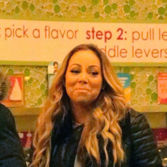 Exclusif - Prix Spécial - No Web - Bryan Tanaka et Monroe Cannon - Mariah Carey achète des yaourts glacés avec ses enfants et son compagnon B.Tanaka à Los Angeles le 25 janvier 2017. Elle porte toujours à l'annulaire la bague de fiançailles de son ancien compagnon ; Un diamant de 35 carats.  Singer Mariah Carey was spotted taking her two kids Moroccan and Monroe Cannon out with her boyfriend B.Tanaka to get frozen yogurt in Los Angeles, California on January 26, 2017. Mariah still proudly flashed her 35-Carat diamond engagement ring from ex-fiance J.Packer25/01/2017 - Los Angeles