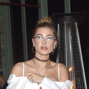 Hailey Baldwin va dîner au restaurant Sexy Fish de Londres le 18 février 2017.