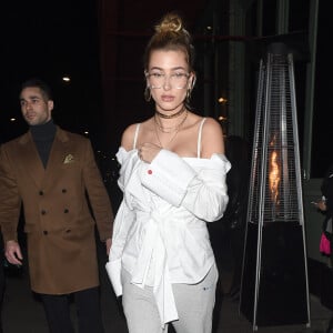 Hailey Baldwin va dîner au restaurant Sexy Fish de Londres le 18 février 2017.