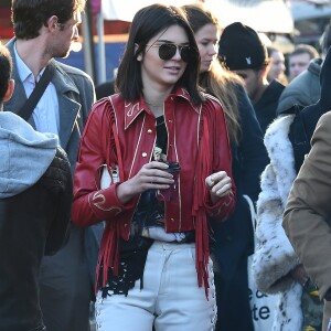 Kendall Jenner fait du shopping sur le fameux marché "Portobello Road Market" de Notting Hill à Londres le 18 février 2017.