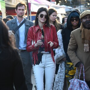 Kendall Jenner fait du shopping sur le fameux marché "Portobello Road Market" de Notting Hill à Londres le 18 février 2017.