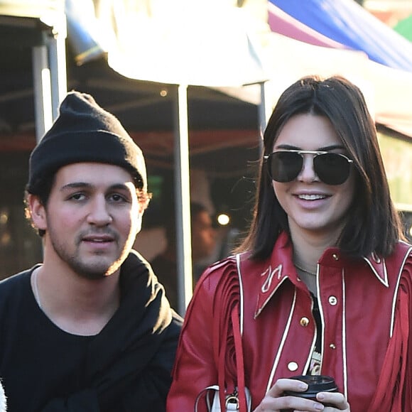 Kendall Jenner fait du shopping sur le fameux marché "Portobello Road Market" de Notting Hill à Londres le 18 février 2017.