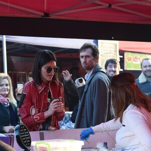 Kendall Jenner fait du shopping sur le fameux marché "Portobello Road Market" de Notting Hill à Londres le 18 février 2017.