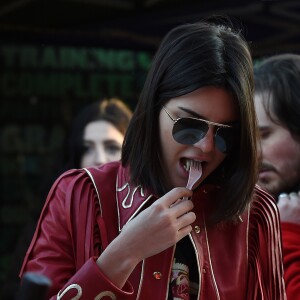 Kendall Jenner fait du shopping sur le fameux marché "Portobello Road Market" de Notting Hill à Londres le 18 février 2017.