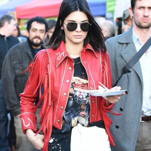 Kendall Jenner fait du shopping sur le fameux marché "Portobello Road Market" de Notting Hill à Londres le 18 février 2017.