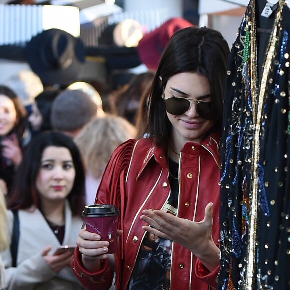 Kendall Jenner fait du shopping sur le fameux marché "Portobello Road Market" de Notting Hill à Londres le 18 février 2017.