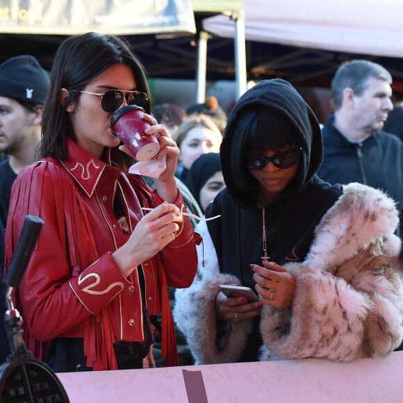 Kendall Jenner fait du shopping sur le fameux marché "Portobello Road Market" de Notting Hill à Londres le 18 février 2017.