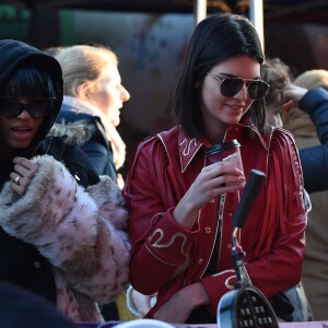 Kendall Jenner fait du shopping sur le fameux marché "Portobello Road Market" de Notting Hill à Londres le 18 février 2017.