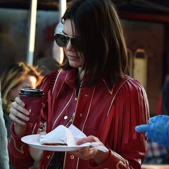 Kendall Jenner fait du shopping sur le fameux marché "Portobello Road Market" de Notting Hill à Londres le 18 février 2017.