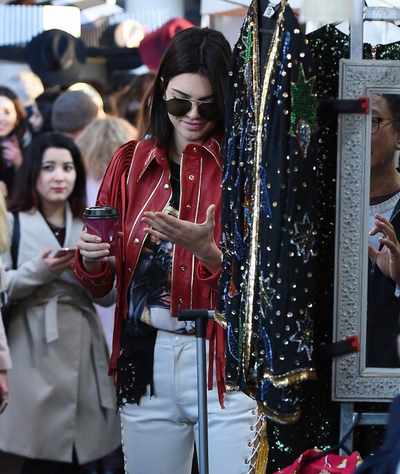 Kendall Jenner visite le Portobello Road Market de Notting Hill à Londres le 18 février 2017.