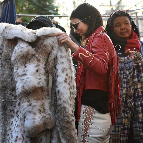 Kendall Jenner visite le Portobello Road Market de Notting Hill à Londres le 18 février 2017.