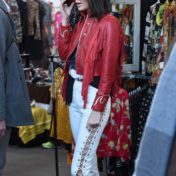 Kendall Jenner visite le Portobello Road Market de Notting Hill à Londres le 18 février 2017.