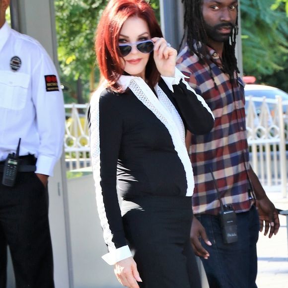 Priscilla Presley se rend sur le plateau de l'émission "Extra" à Hollywood le 1er novembre 2016. © CPA/Bestimage