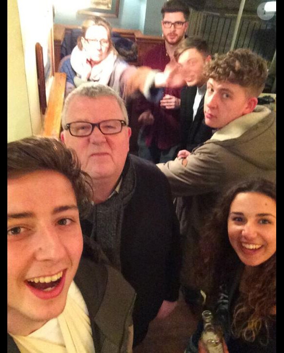 Steve Hewlett pose avec son clan sur Twitter, en février 2015