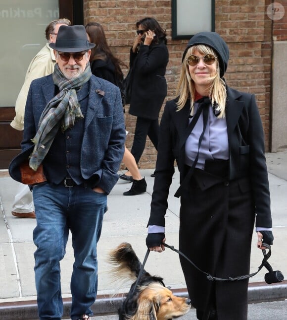 Steven Spielberg et sa femme Kate Capshaw promènent leur chien dans les rues de New York, le 25 octobre 2016