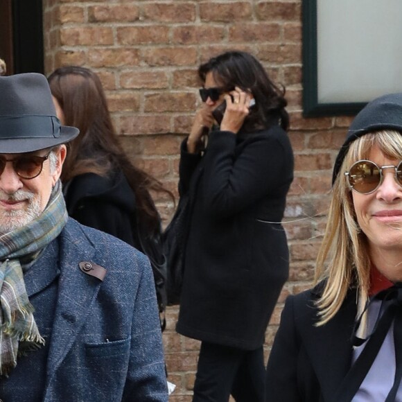 Steven Spielberg et sa femme Kate Capshaw promènent leur chien dans les rues de New York, le 25 octobre 2016