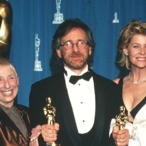Steven Spielberg, sa mère Leah Adler et Kate Capshaw aux Oscars 1994.