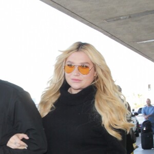 Kesha arrive à l'aéroport de LAX au bras d’un garde du corps à Los Angeles, le 26 janvier 2017