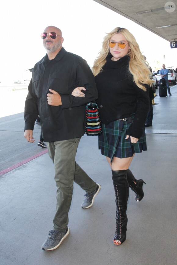 Kesha arrive à l'aéroport de LAX au bras d’un garde du corps à Los Angeles, le 26 janvier 2017
